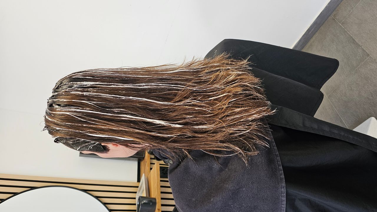 Kammsträhnen-Auftragetechnik Kammsträhnen aufgetragen an langem Haar