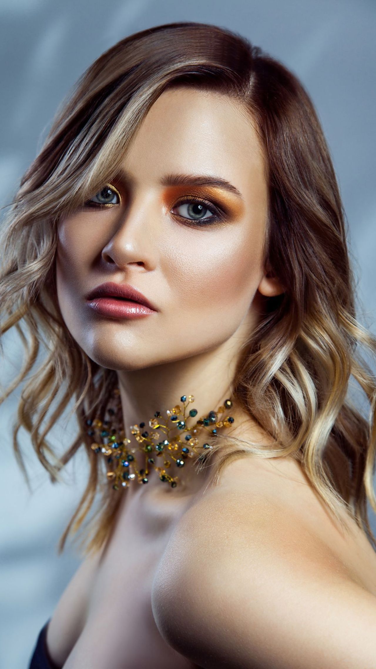 Face-Framing-Highlights mit Balayage Face-Framing-Highlights mit Balayage in den restlichen Haaren