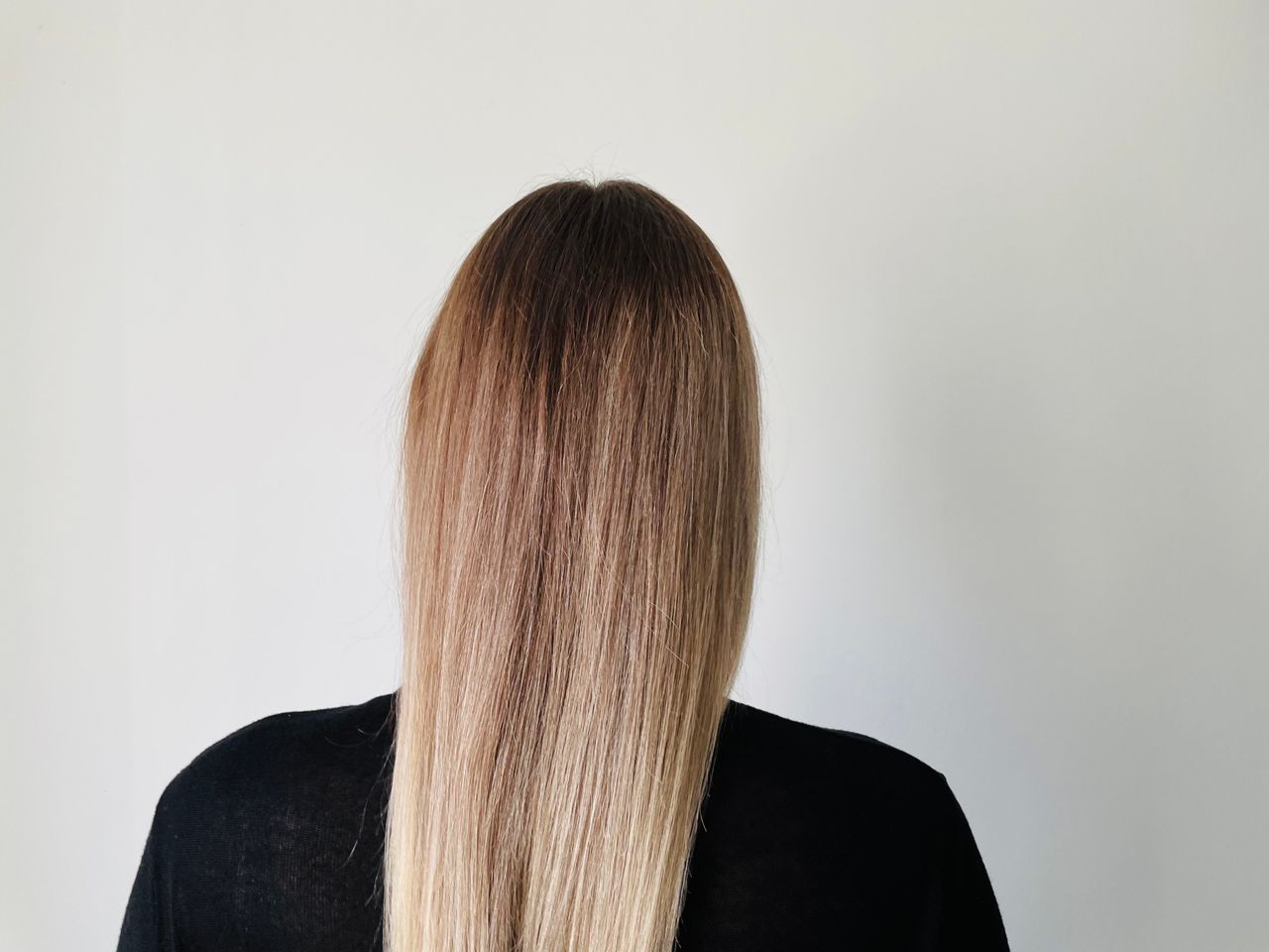 Root Shadow mit Gloss Root Shadow auf blondem Haar. Längen wurden auch abmattiert mit einem Gloss.