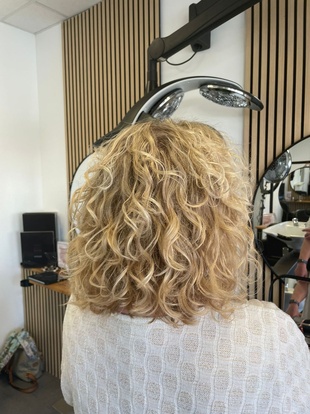 Kundin nach dem Test des Diffursor vom Shark Flex-Style von hinten.