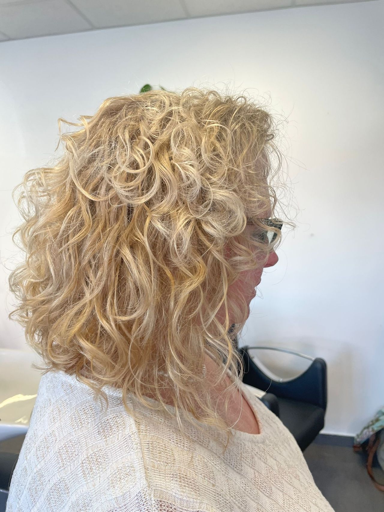 Kundin nach dem Test des Diffursor vom Shark Flex-Style von der Seite.ö