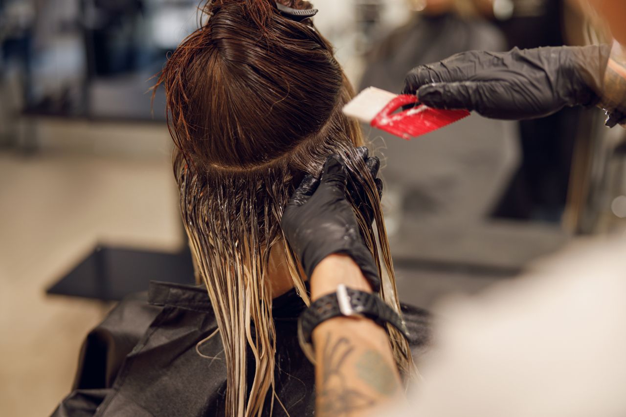 Color Melting mit verschiedenen Haarfarben wird aufgetragen