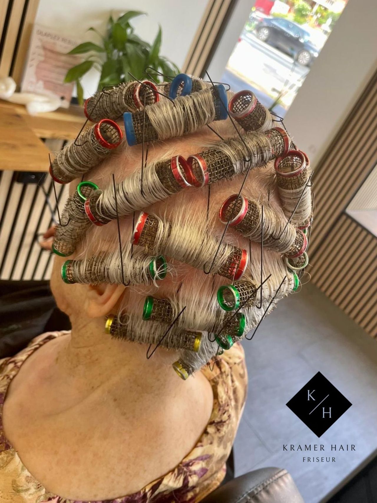 Dauerwelle wurde auf Lockenwickler gewickelt für eine Lockwelle/Styling