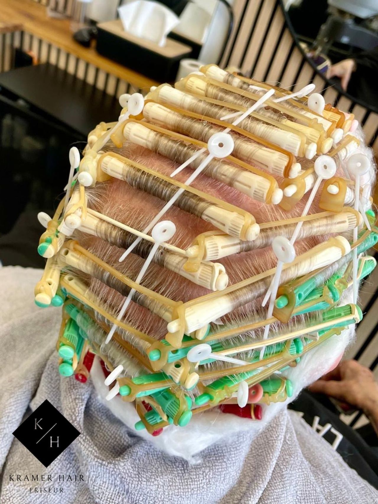 Dauerwelle auf Dauerwellwickler klassisch aufgewickelt, bereit für die Welllotion