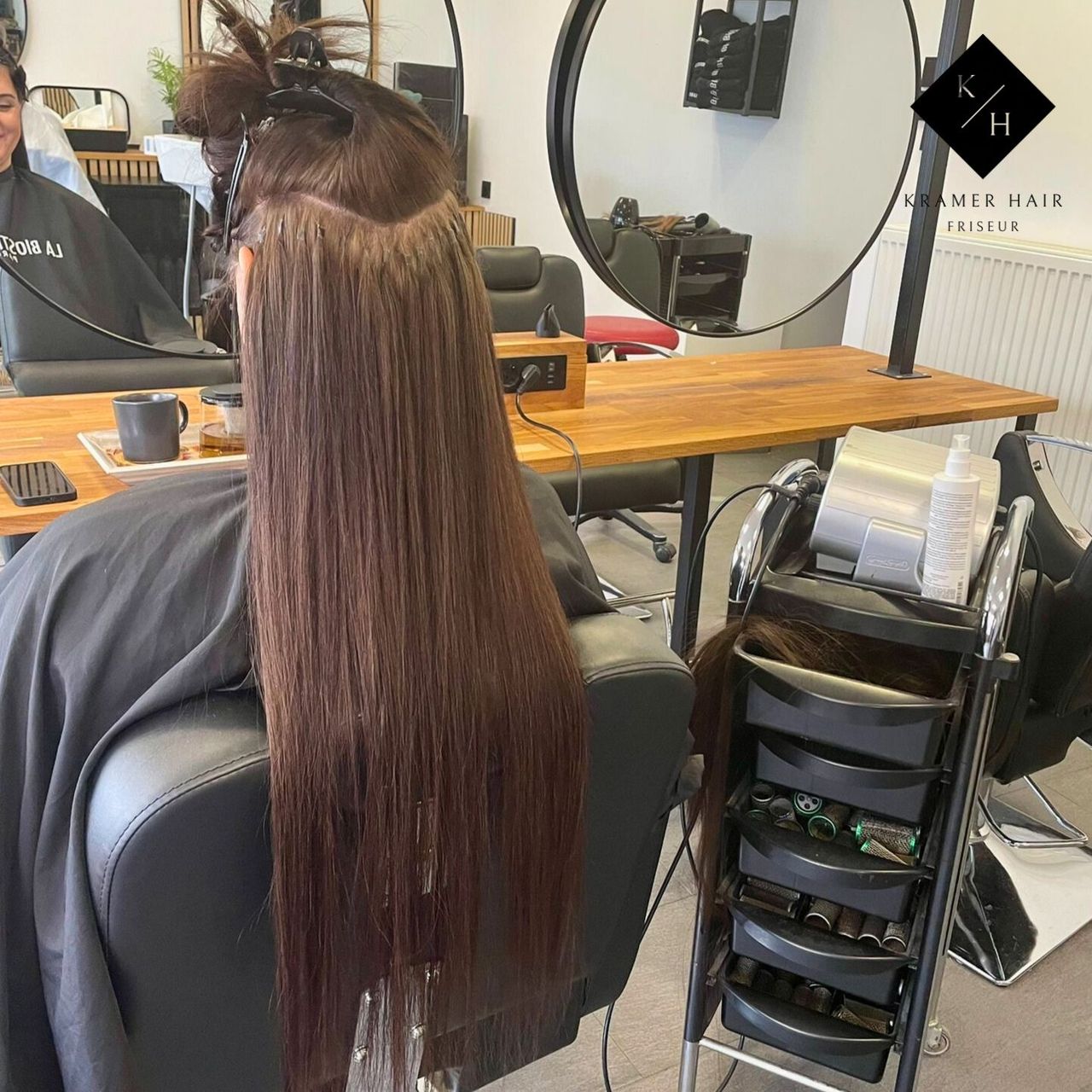 Extensions mit der Bonding Methode Dame die sich im Salon Kramer Hair in Braunschweig Extensions in der Bonding Methode machen lässt. sie freut sich sehr.