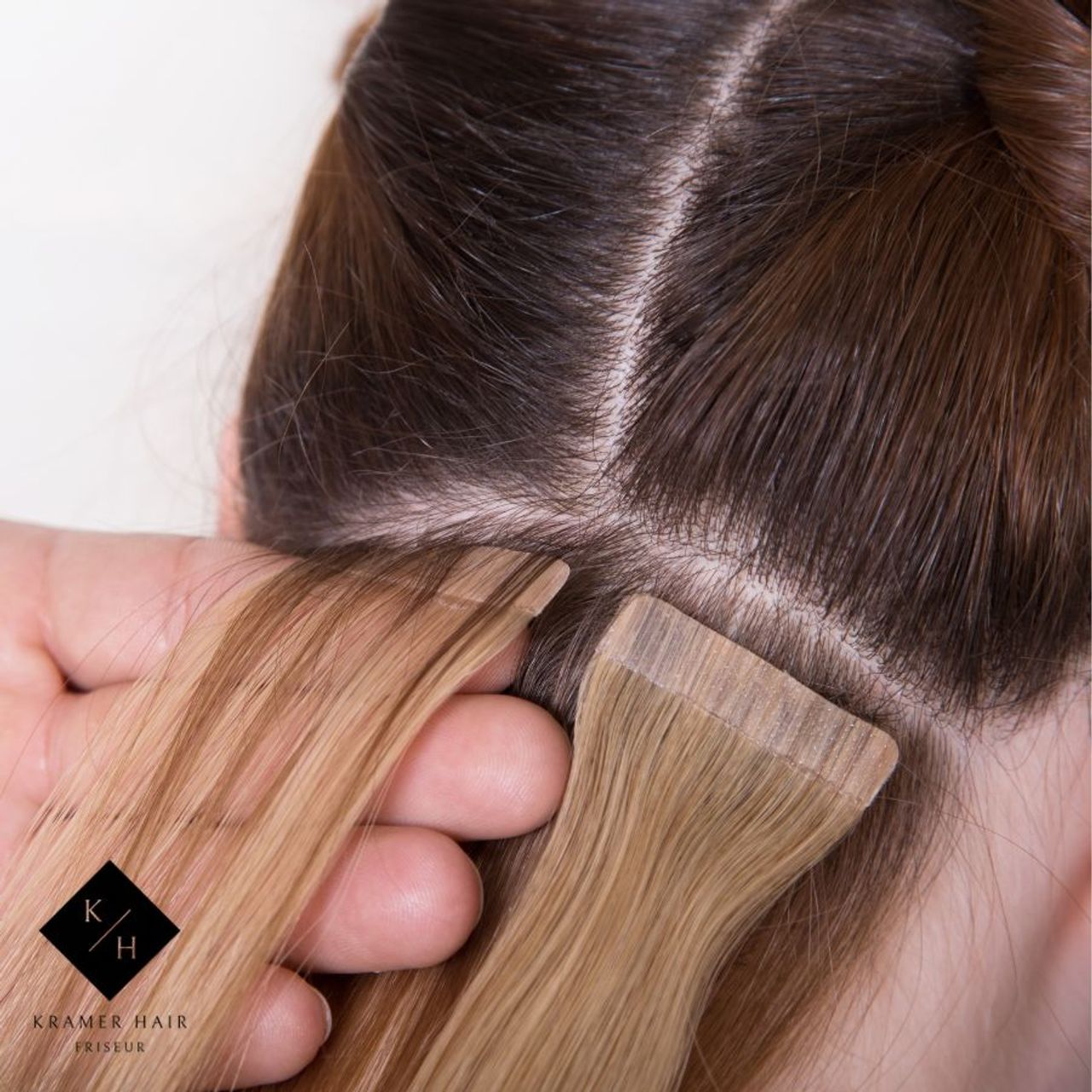 Einarbeiten von Tape-In Extentions Bei einer Dame werden Blonde Tape-in Extensions eingeklebt