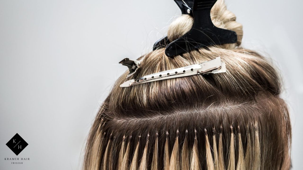 Bonding-Extensions(Keratin) Eine Frau bekommt Extensions mit Bondings