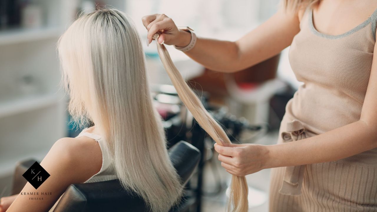 Auswahl der Extensions in Farbe und Länge Es werden Haare sowohl in Haarfarbe und Haarlänge für die Haarverlängerung mit Bonding Extensions ausgesucht.