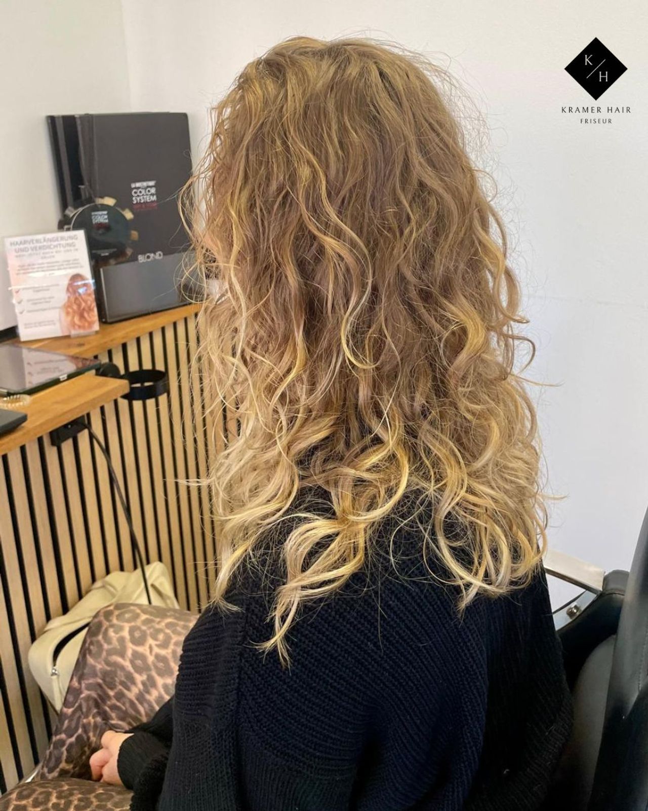 Frau har eine Dauerwelle/ Curldesign bekommen, sie ist so natürlich wie Beachwaves