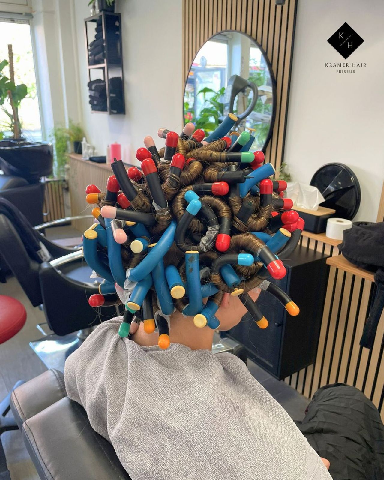 Dame mit Dauerwellwicklern