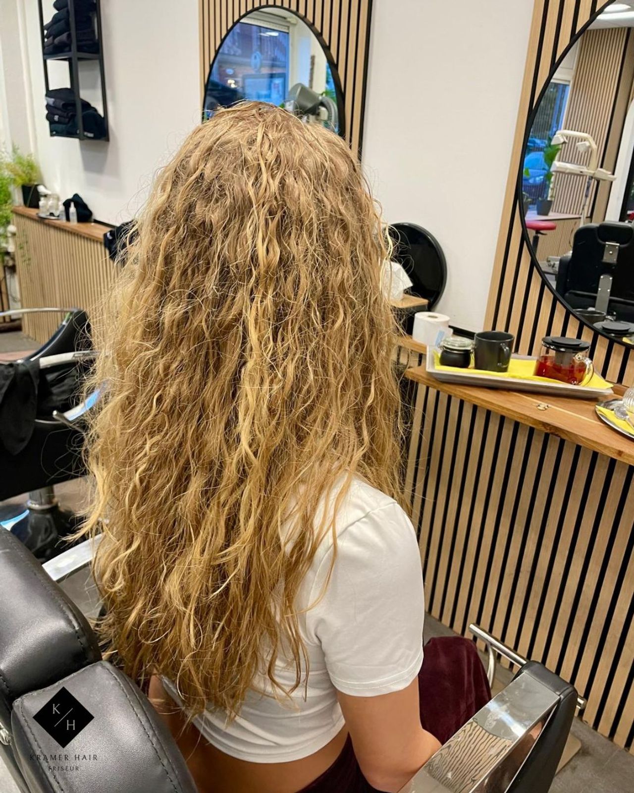 Dame mit Dauerwelle im langen Haar