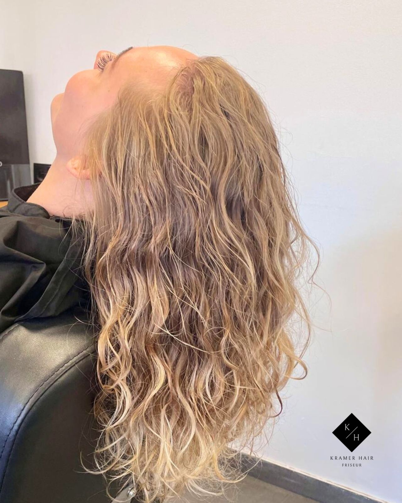 Danke Hält kopf nach hinten mit dauerwelle natürliche Locken