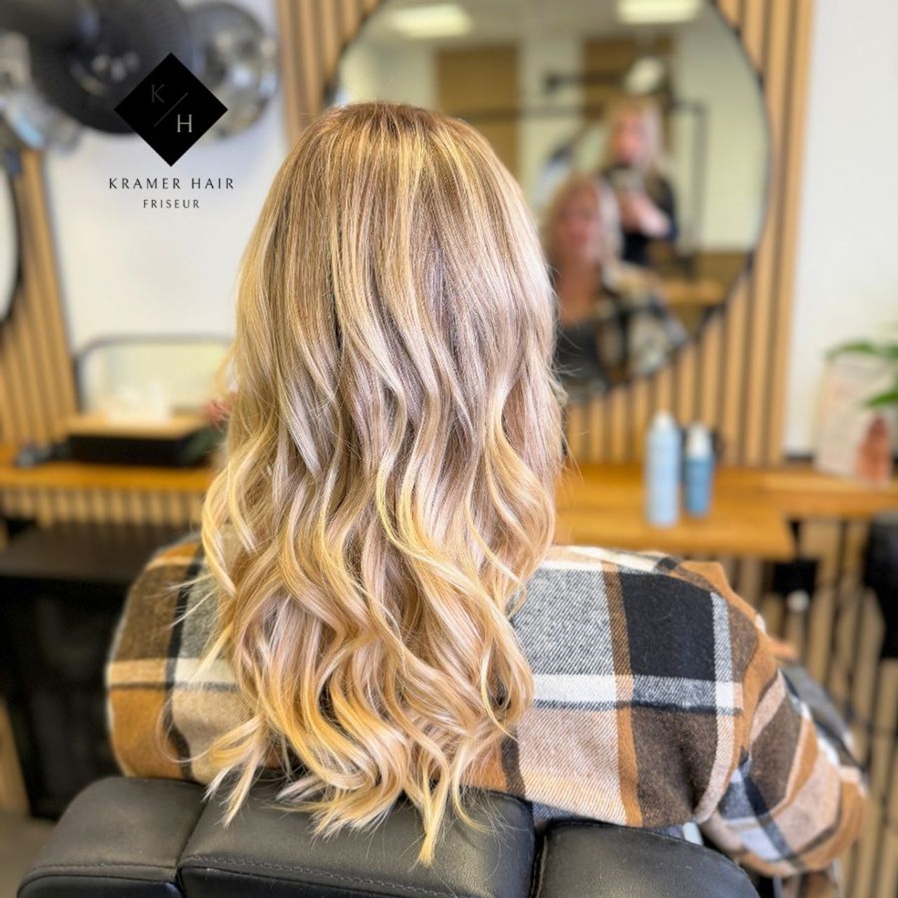 Beachwaves mit dem Glätteisen bei Kramer Hair 