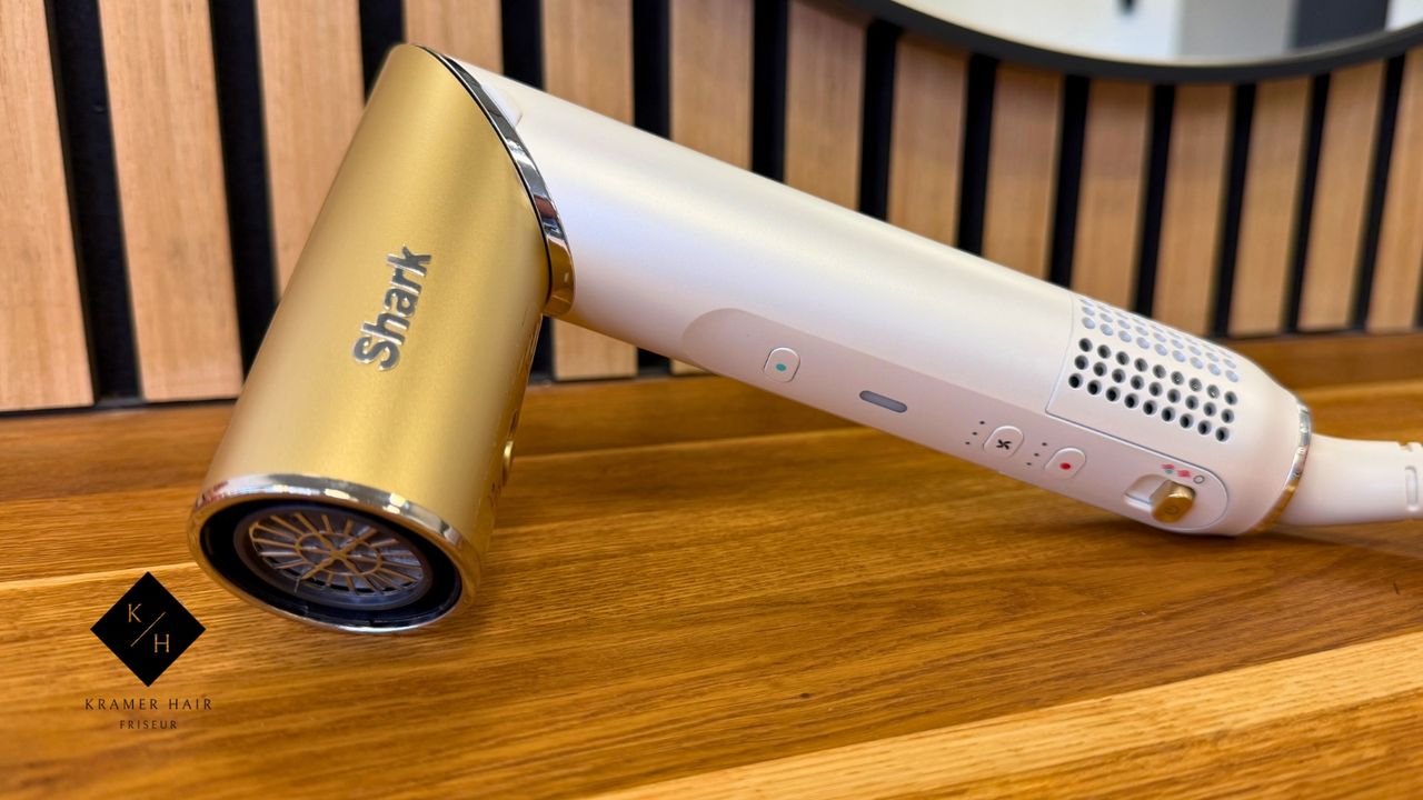 Shark Glam Föhn im 90 Grad Winkel.
