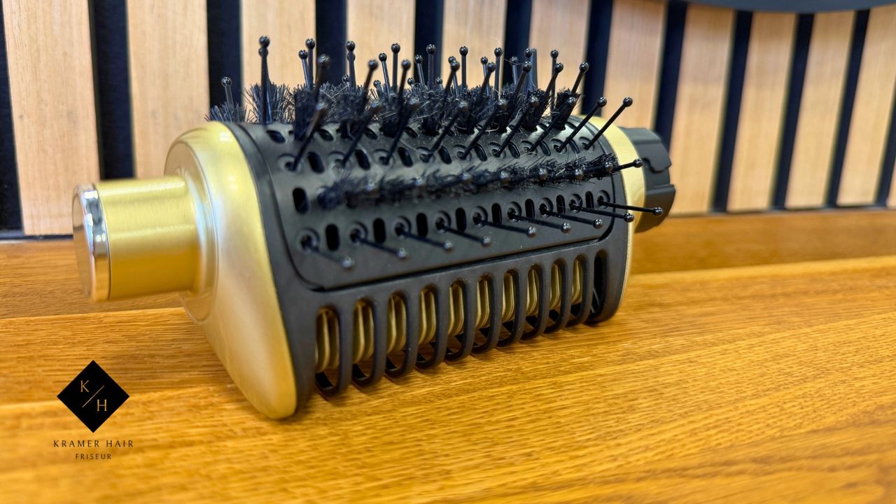 Shark Glossi Warmluftbürste auf einem Tisch in meinem Salon liegend.