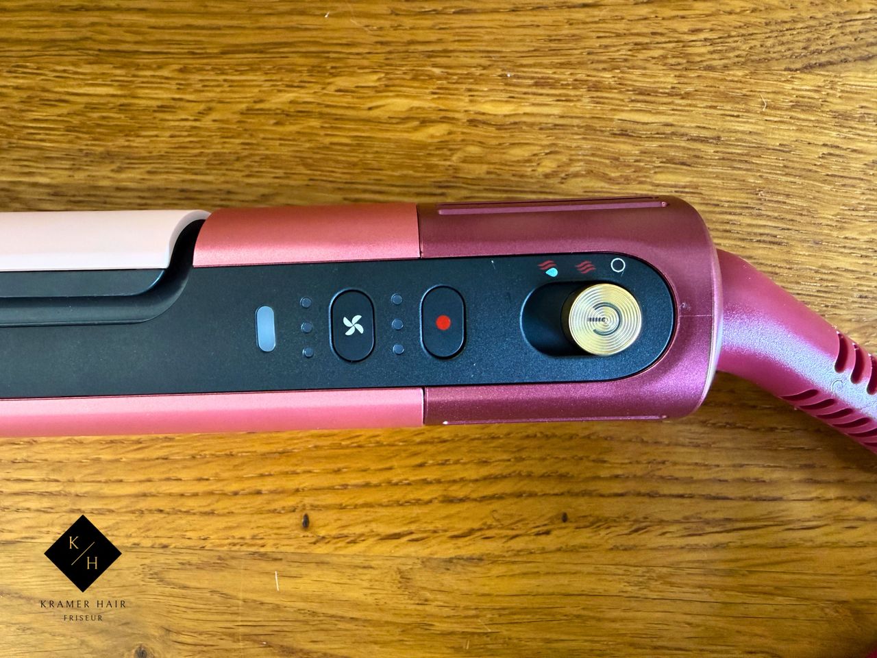 Bedienfeld des Shark SilkiPro Straight mit Power-Dual, Hitze- und Gebläsetaste sowie LED-Anzeige