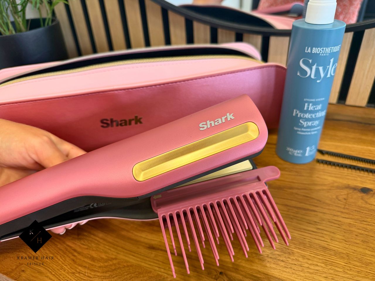 Shark SilkiPro Straight mit aufgestecktem langem Silki-Smooth-Kamm
