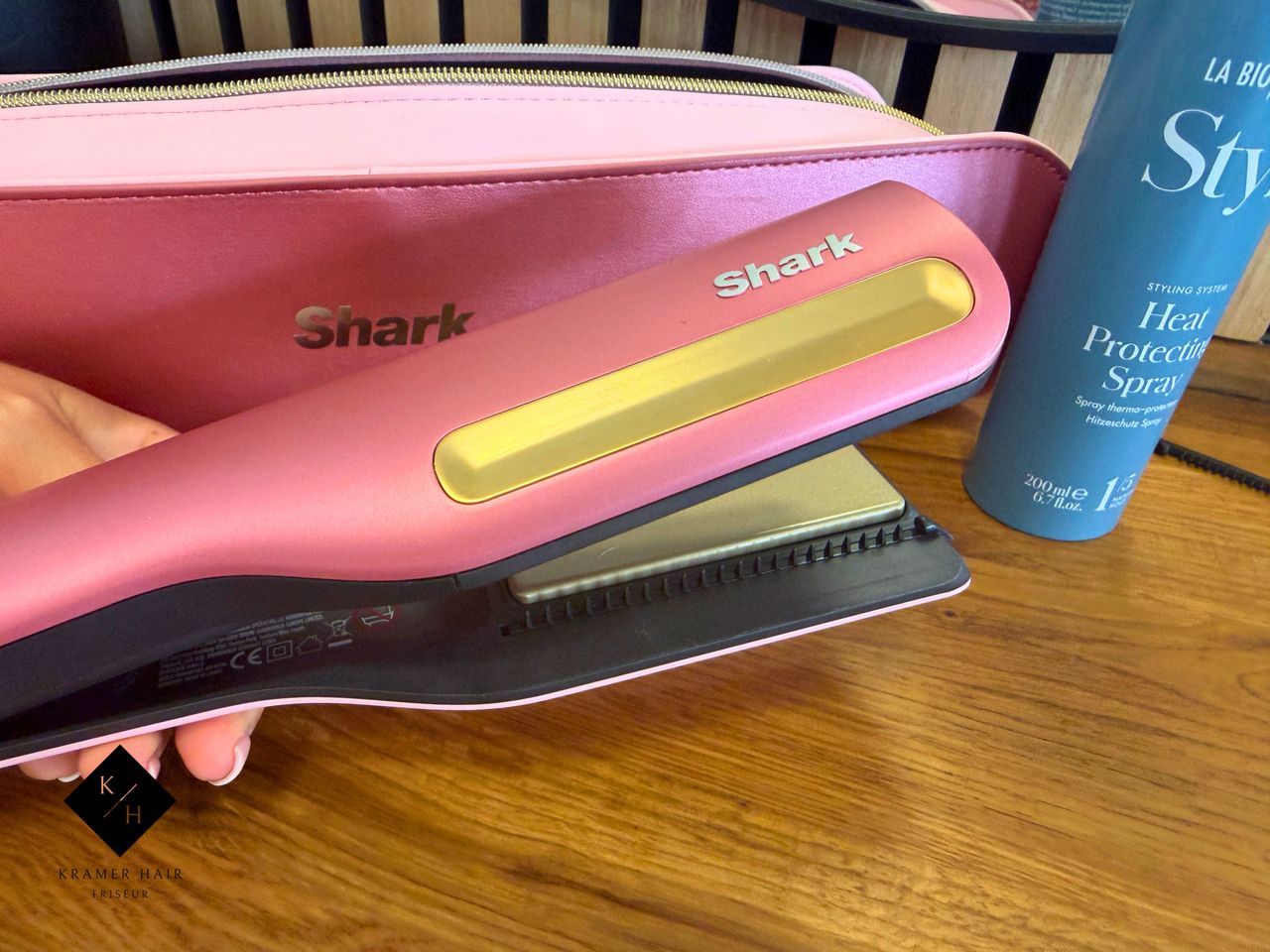 Shark SilkiPro Straight mit aufgestecktem kurzem Kamm-Aufsatz auf der Salonablage