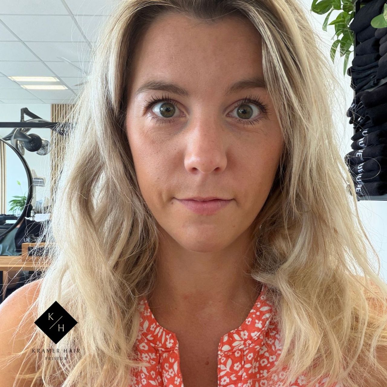 Welliges, leicht frizziges Blondhaar vor dem Glätten mit dem Shark SilkiPro Straight