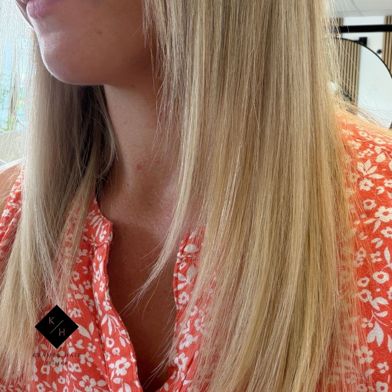 Detailaufnahme der glatten, glänzenden Haarlängen nach dem Styling mit dem Shark SilkiPro Straight