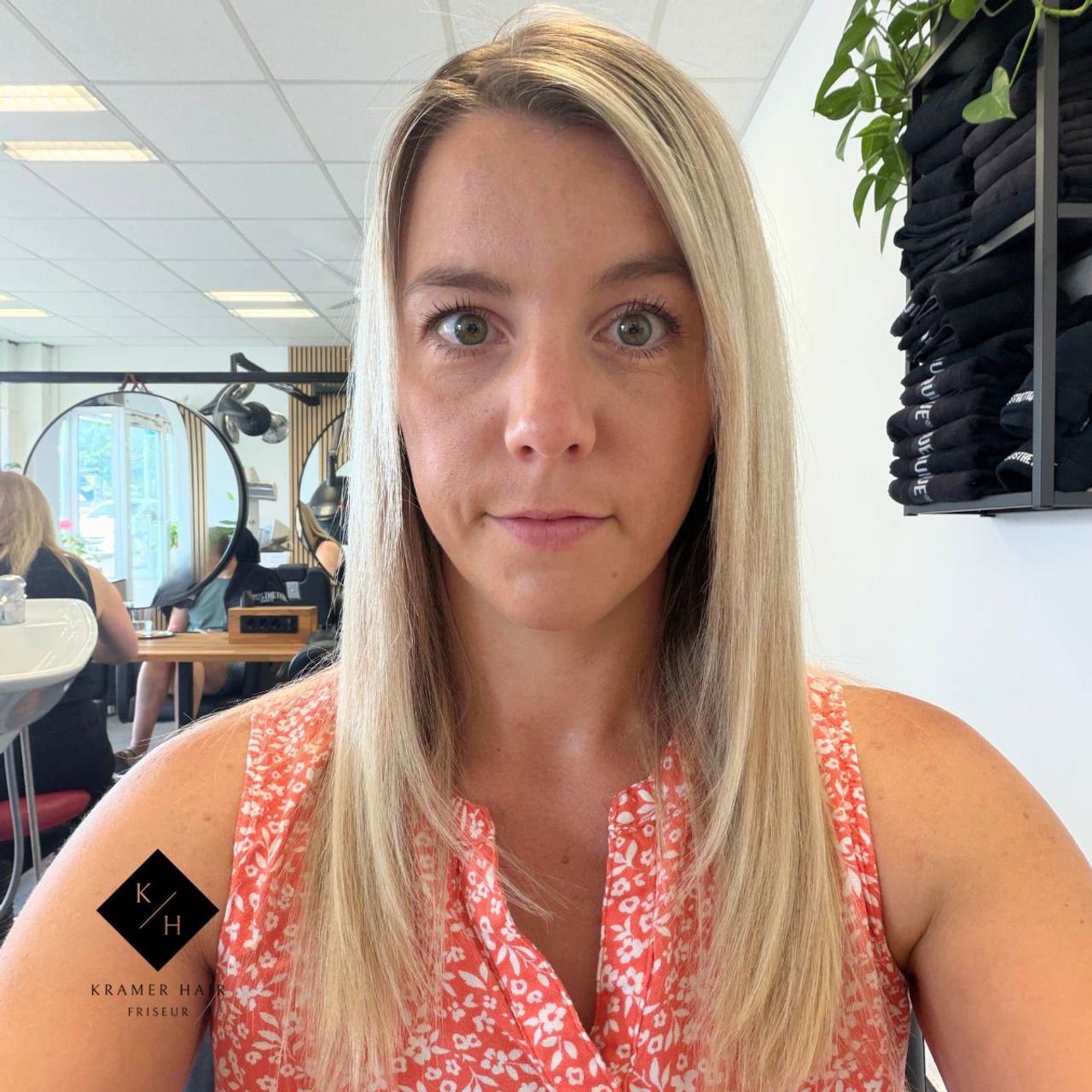 Glattes, glänzendes Blondhaar nach dem Glätten mit dem Shark SilkiPro Straight