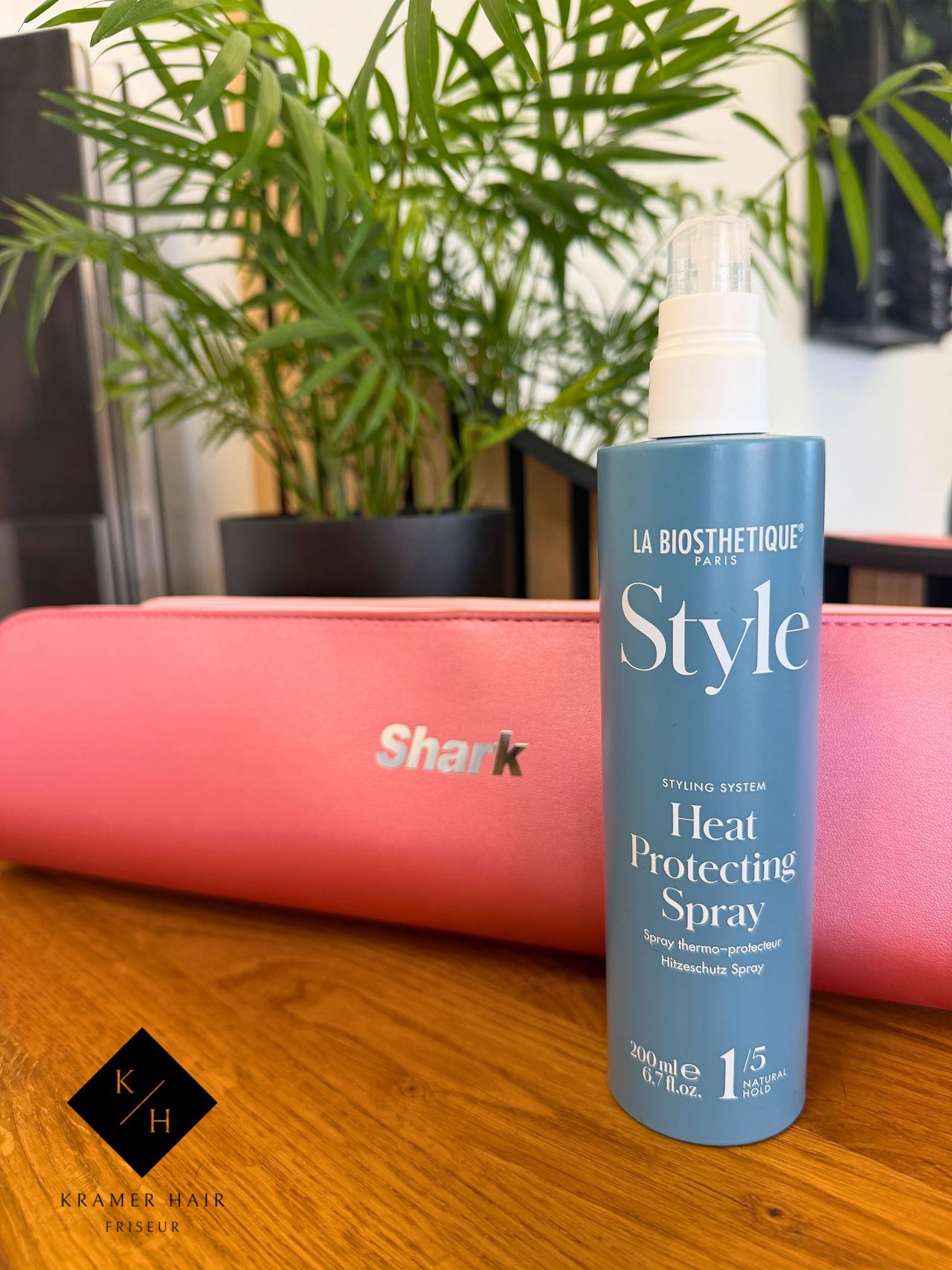  Shark SilkiPro Straight neben dem Heat Protecting Spray von La Biosthétique auf der Salonablage