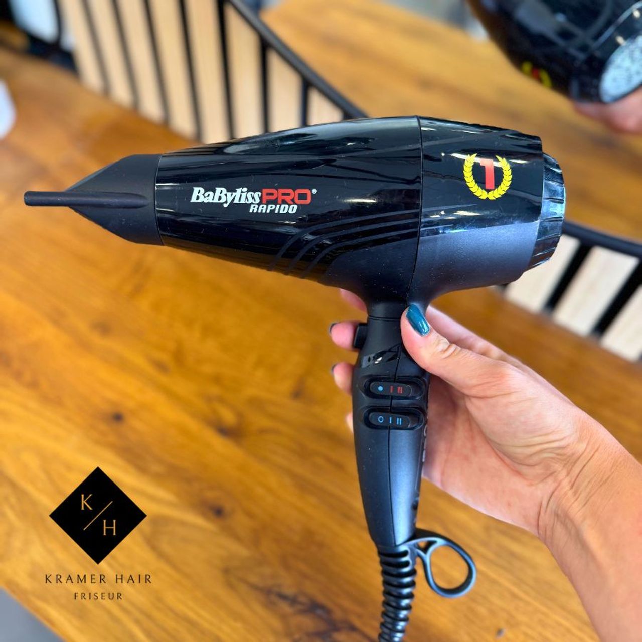 BaBylissPro Rapido im Test BaBylissPro Rapido in der Hand von Cindy Im Salon
