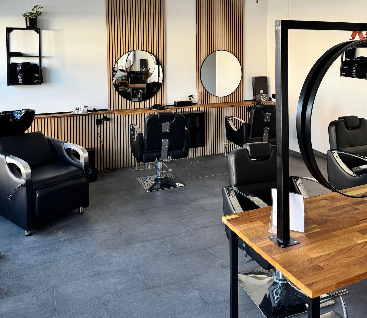 Heller Friseursalon von Kramer Hair in Braunschweig mit Stylingplätzen