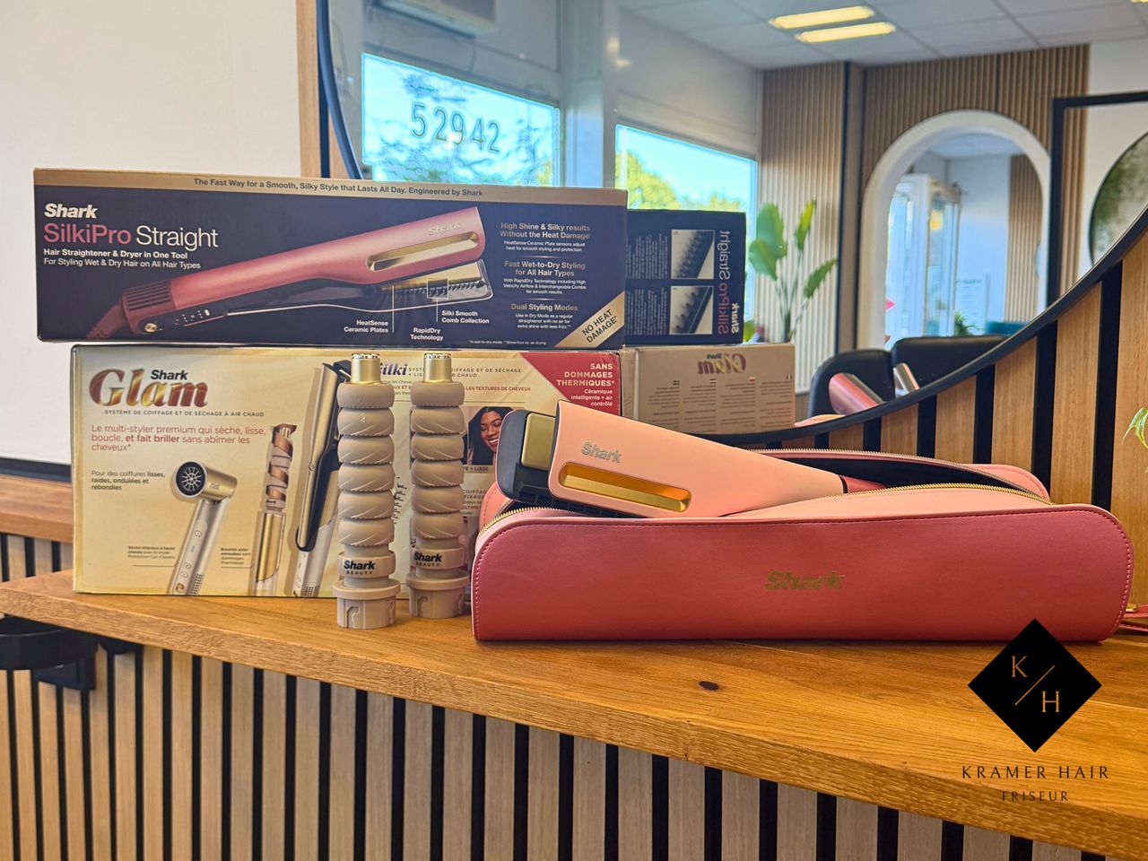 Shark SilkiPro Straight Glätteisen und Shark Glam Verpackung  im Salon Kramer Hair