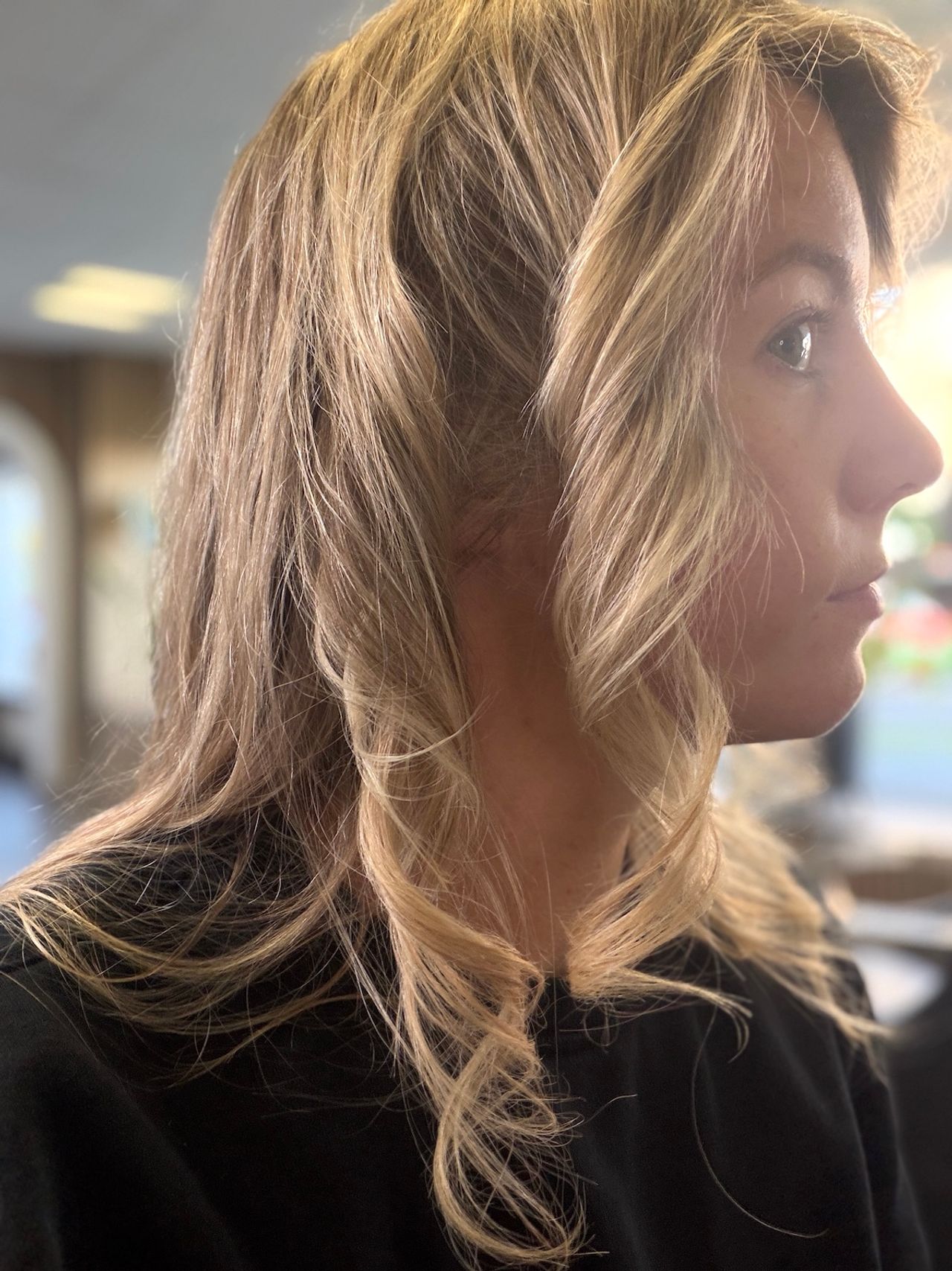 Locken mit dem 24-mm-Lockenaufsatz Locken mit dem 24-mm-Lockenaufsatz des Shark FlexStyle IonCurl an schlüsselbein- bis brustlangem Haar, Seitenansicht