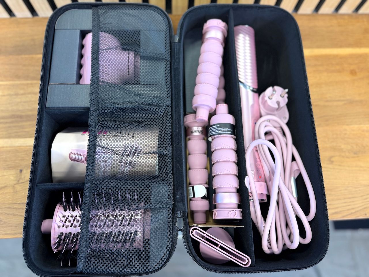 Shark FlexStyle IonCurl Koffer von innen Geöffneter Koffer des Shark FlexStyle IonCurl mit Fächern für Gerät, Lockenaufsätze, Bürste und Düsen