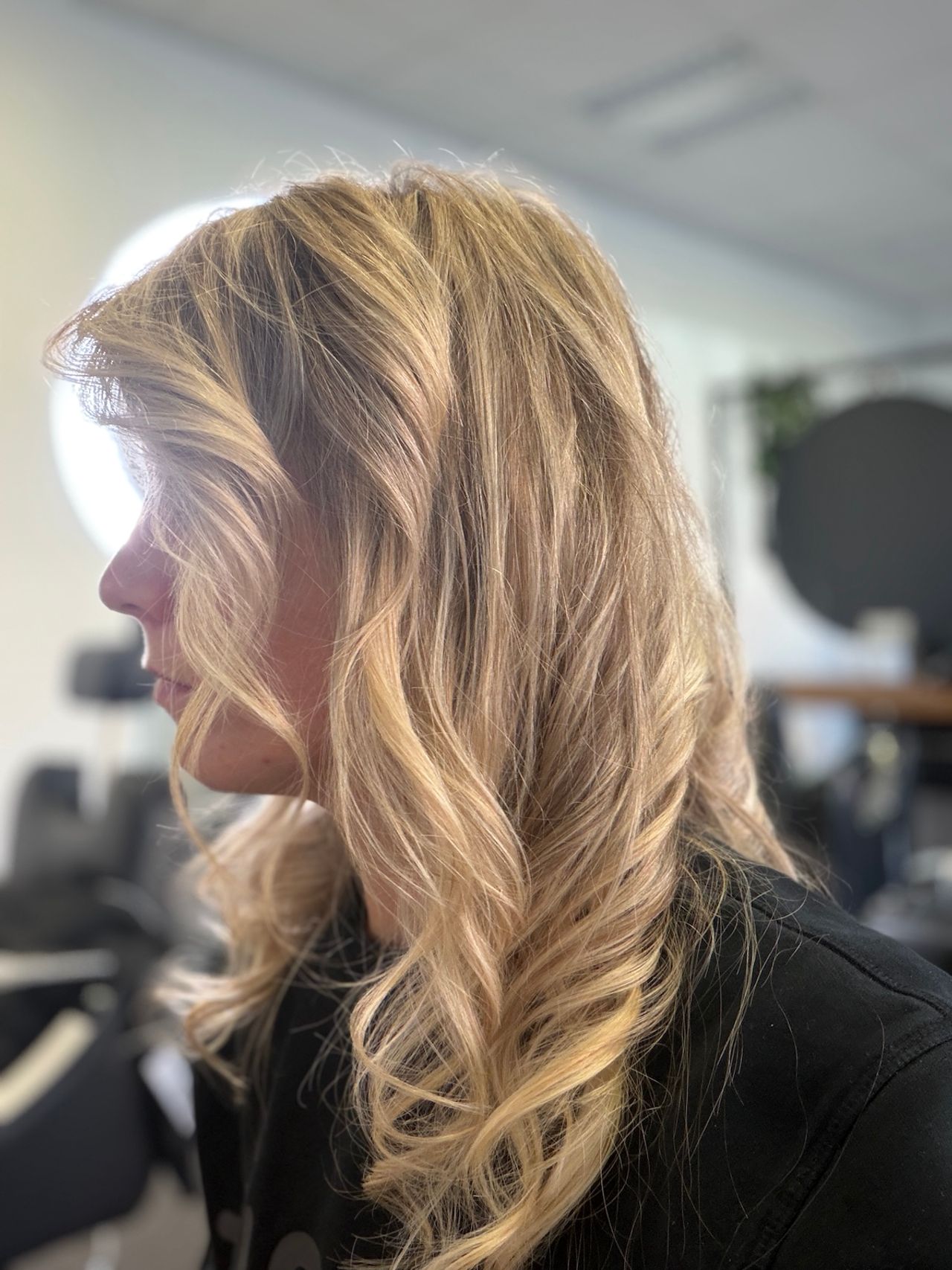 Locken mit dem 32-mm-Lockenaufsatz Locken mit dem 32-mm-Lockenaufsatz des Shark FlexStyle IonCurl, Seitenansicht