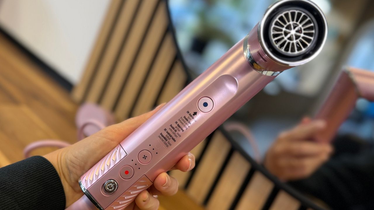 Tasten am Shark FlexStyle IonCurl Bedientasten des Shark FlexStyle IonCurl mit Ein-Aus-Schalter, Temperatur, Gebläse und AirSet-Taste