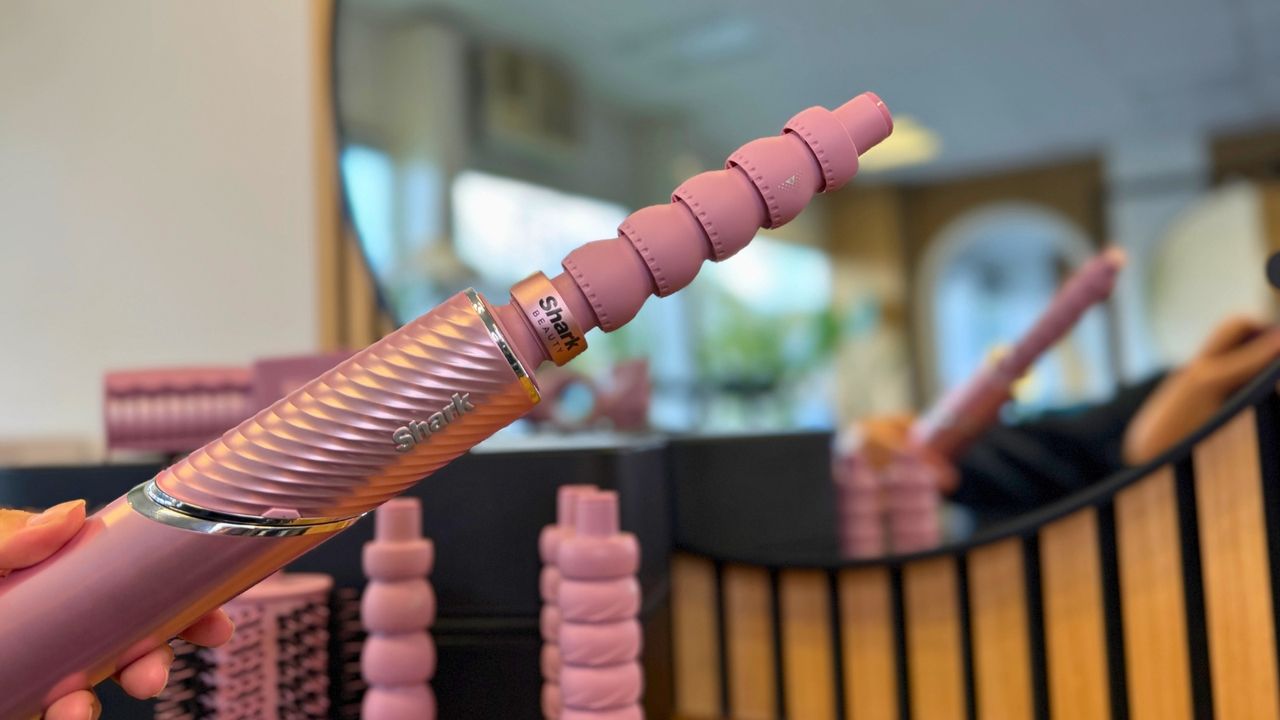 24-mm-Lockenaufsatz am Shark FlexStyle IonCurl Shark FlexStyle IonCurl mit aufgestecktem 24-mm-Coanda-Lockenaufsatz