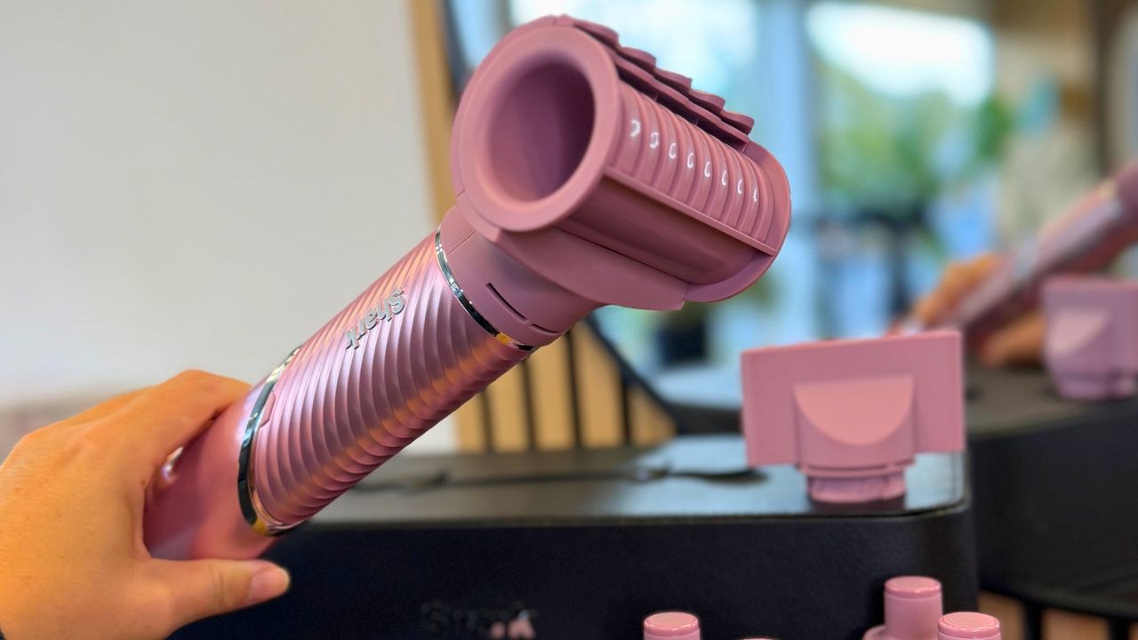Gloss-Finishing-Aufsatz am IonCurl Shark FlexStyle IonCurl mit aufgestecktem Gloss-Finishing-Aufsatz