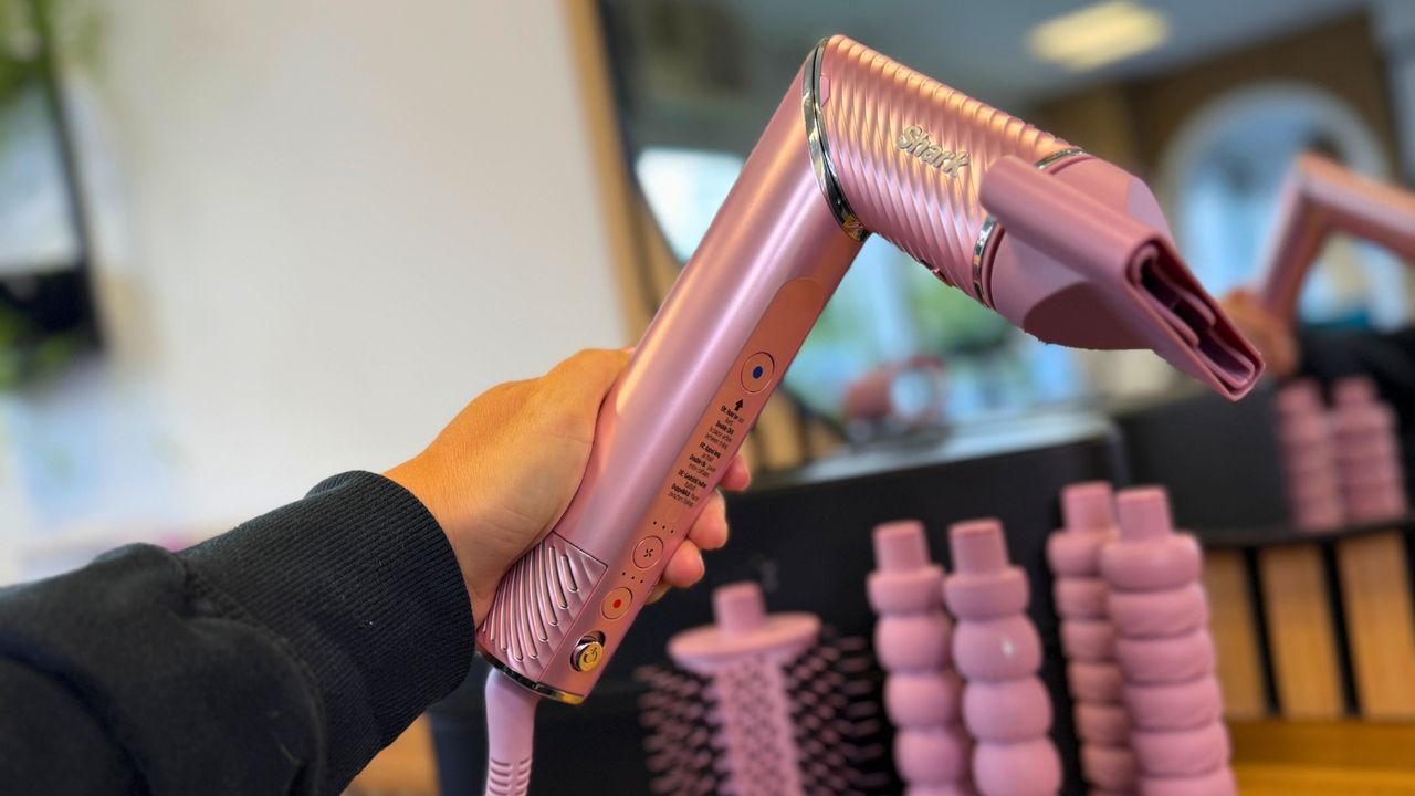 Shark FlexStyle IonCurl mit Konzentrator Shark FlexStyle IonCurl geknickt mit aufgestecktem Styling-Konzentrator