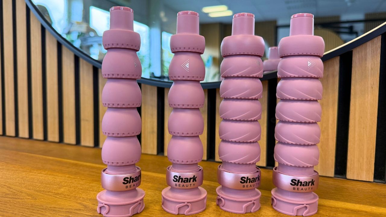 Lockenaufsätze 24 mm und 32 mm Vier Coanda-Lockenaufsätze des Shark FlexStyle IonCurl nebeneinander, links 24 mm, rechts 32 mm