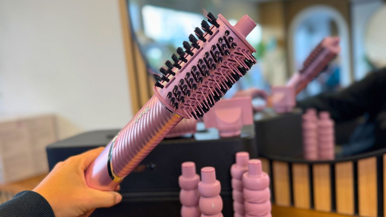 Ovalbürste am Shark FlexStyle IonCurl Shark FlexStyle IonCurl mit aufgesteckter Ovalbürste