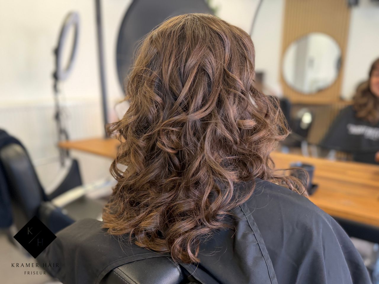 Brustlange Locken mit dem Shark FlexStyle IonCurl Kundin mit brustlangen Locken, gestylt mit dem 24-mm-Lockenaufsatz des Shark FlexStyle IonCurl