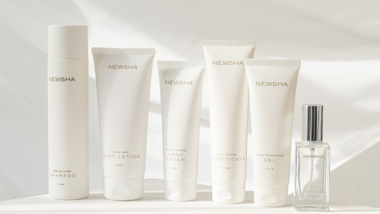 NEWSHA Gentle Care Shampoo, Soft Cotton Conditioner und weitere NEWSHA-Produkte in einer Reihe vor hellem Hintergrund