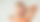 Blone Frau trägt Kokosöl in Haare auf