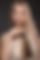 Frau mit Extensions und Farbring in der Hand 