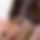 Bei einer Dame werden Blonde Tape-in Extensions eingeklebt