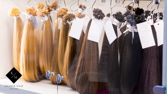 Haarsträhnen in verschiedenen Farben und Haarqualitäten