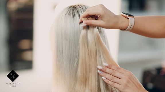 Auswahl der richtigen Haarfarbe der Farbe für die Haarverdichtung