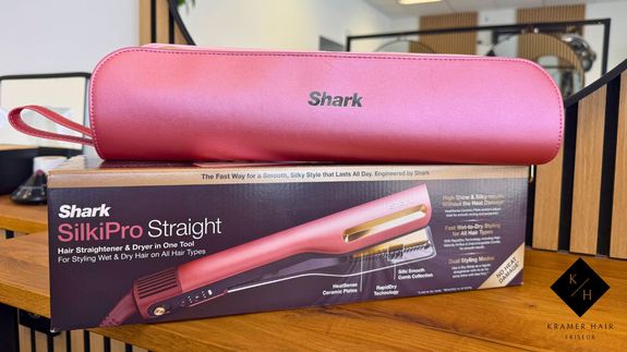 Shark SilkiPro Straight liegt ausgepackt auf der Verpackung