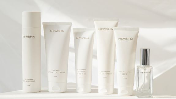 NEWSHA Gentle Care Shampoo, Soft Cotton Conditioner und weitere NEWSHA-Produkte in einer Reihe vor hellem Hintergrund