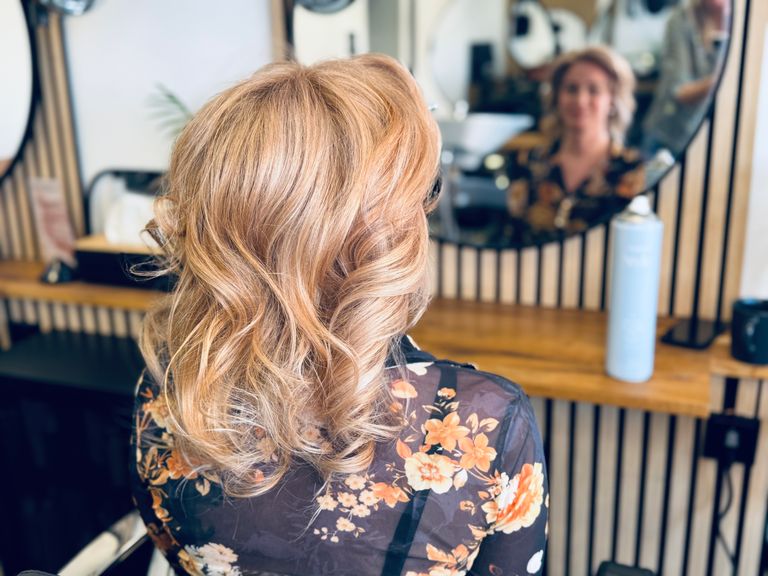 Frau mit Airtouch-Strähnen wurde mit dem Dyson Airwrap gestylt