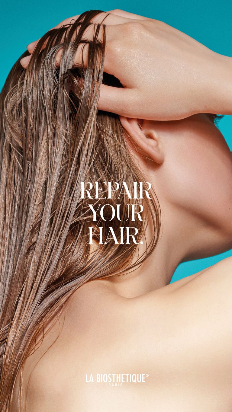 Frau die sich eine Haarpflege aufträgt. auf dem bild steht: Repair your Hair.