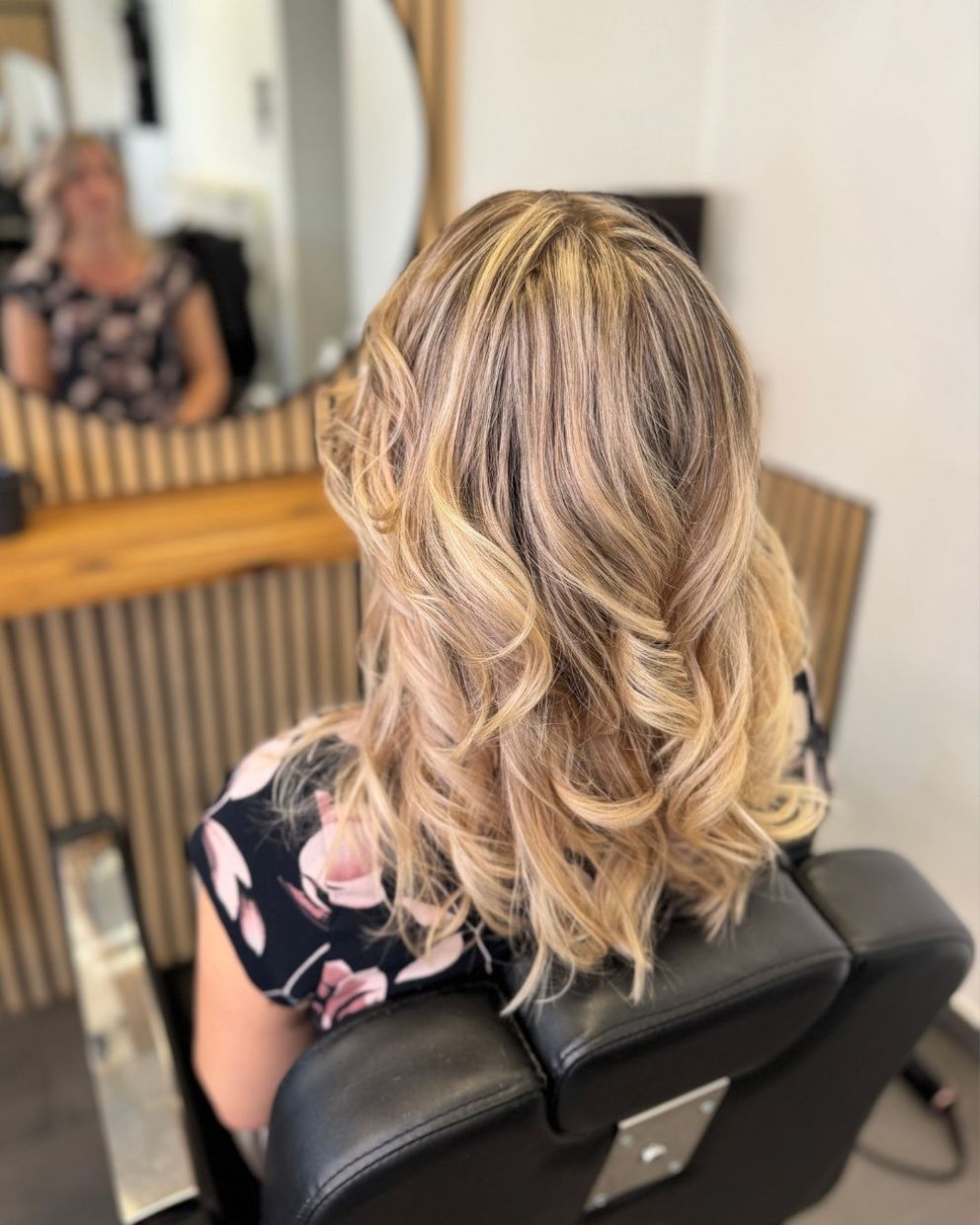 Nachher, tolle Foliensträhnen mit einem Gloss veredelt, lockig gestylt